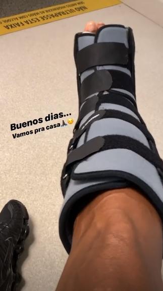 Léo Santana recebe alta do hospital