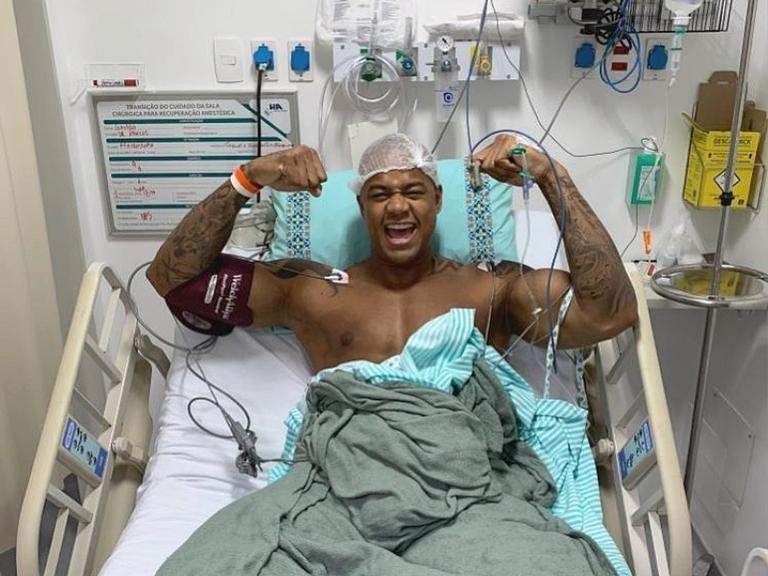 Léo Santana surge sorridente em clique após passar por cirurgia no tornozelo