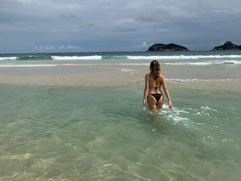 Leticia Spiller mostra boa forma em clique na praia