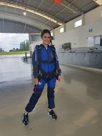 Maisa Silva surge com roupas para pular paraquedas