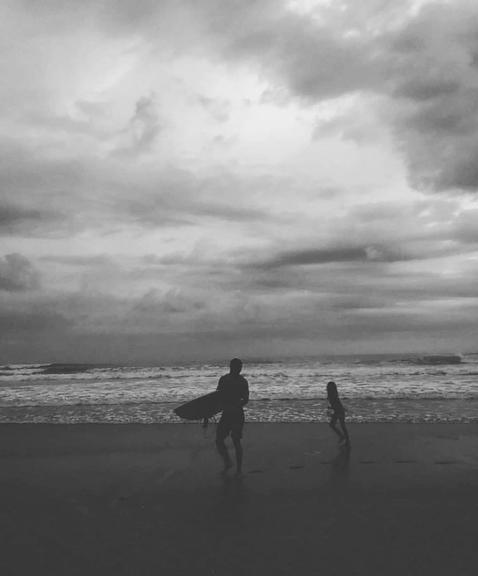 Cauã Reymond relembra momento fofo na praia com a filha