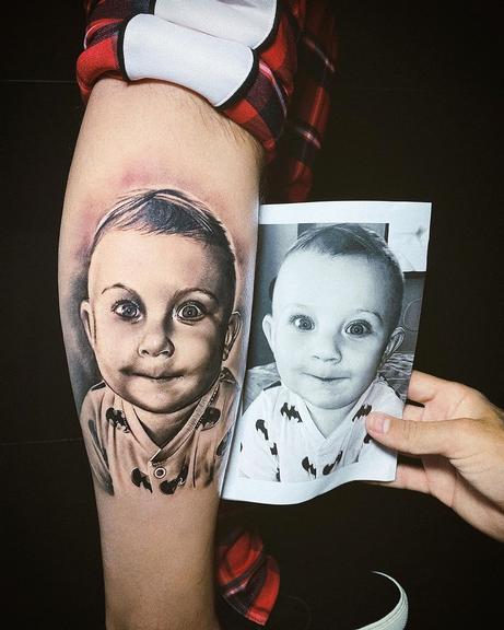 Christian Figueiredo faz tatuagem em homenagem ao filho