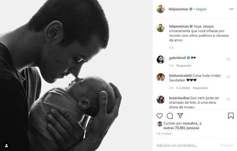 Felipe Simas encanta a web ao publicar foto com o filho recém-nascido