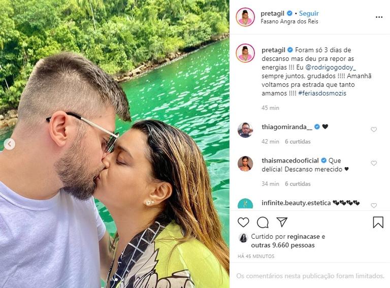 Preta Gil e Rodrigo Godoy dão beijão em viagem e encantam