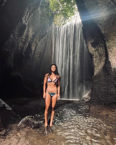 Danni Suzuki exibe corpão ao posar de biquíni em cachoeira 