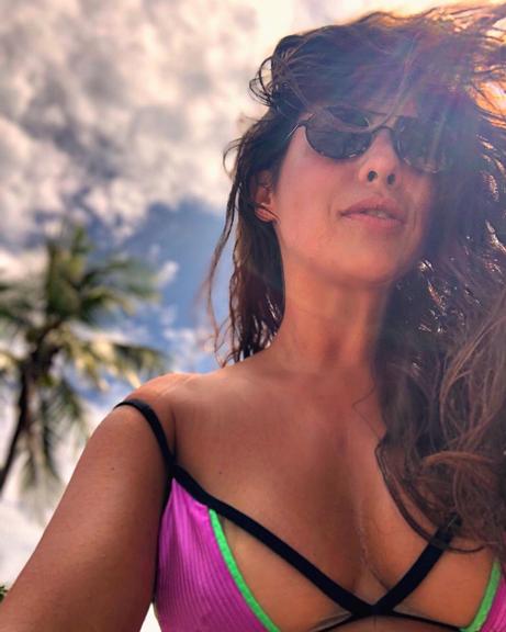 Fernanda Paes Leme posa de biquíni curtindo um dia de sol 