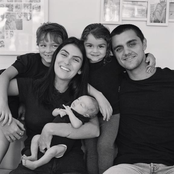 Mariana Uhlmann e Felipe Simas posam em família ao lado dos três filhos