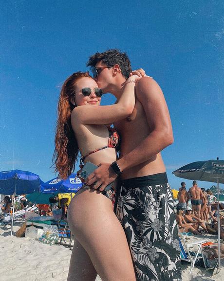 Larissa Manoela com o namorado na praia
