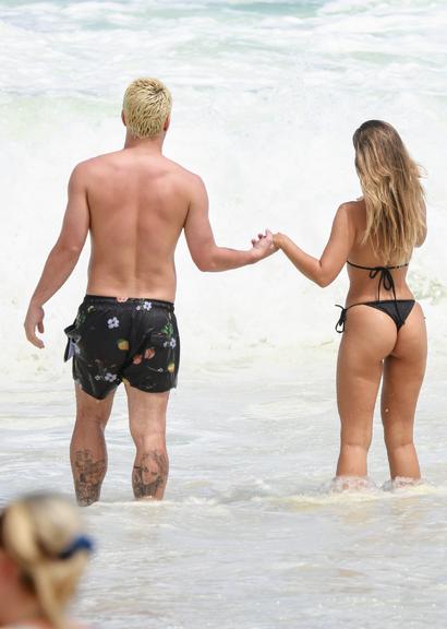 Thaigo Martins na praia com a namorada
