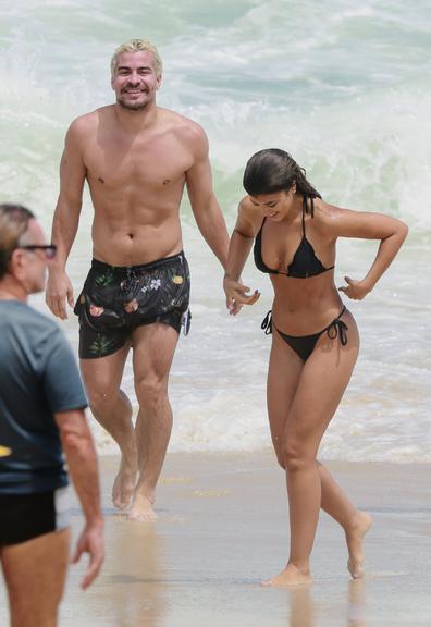 Thiago Martins na praia com a namorada