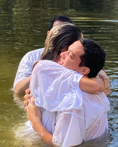 Wesley Safadão é batizado no rio Jordão