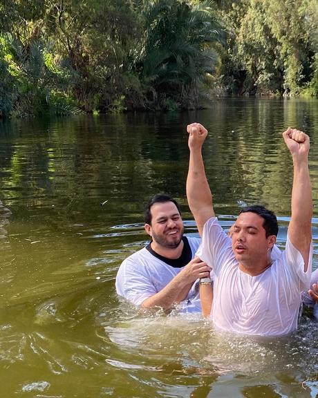Wesley Safadão é batizado no rio Jordão