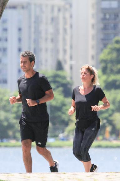 Marcos Palmeira correndo com a esposa