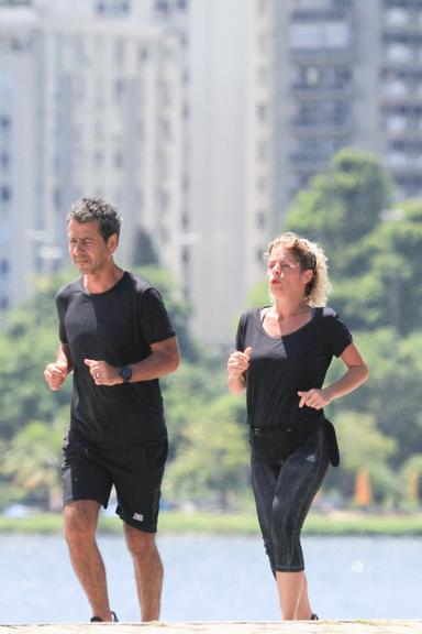 Marcos Palmeira correndo com a esposa