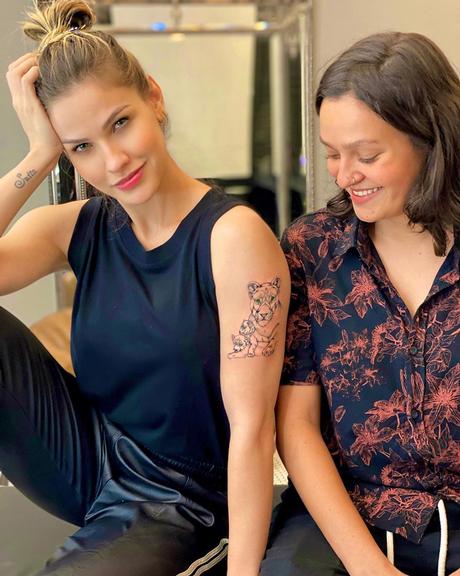 Andressa Suita faz tattoo para os filhos