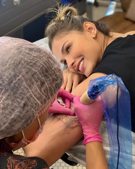 Andressa Suita faz tattoo em homenagem aos filhos