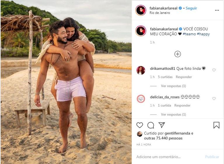 Fabiana Karla posou ao lado de seu namorado na praia e fez uma declaração ao amado 