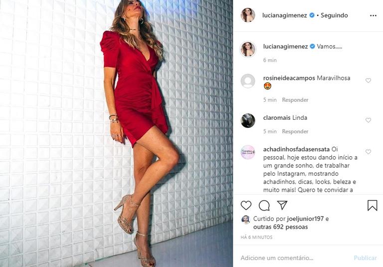 Luciana Gimenez posa com vestido vermelho e arranca elogios