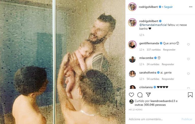 Rodrigo Hilbert surge tomando banho com os três filhos