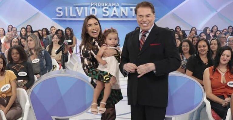 Neta de Silvio Santos marca presença em seu programa e encanta demais