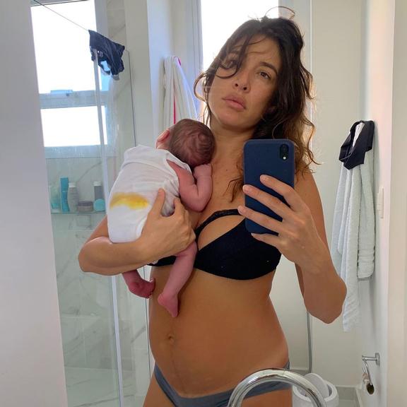 Giselle Itiê mostra corpo real pouco dias após o parto