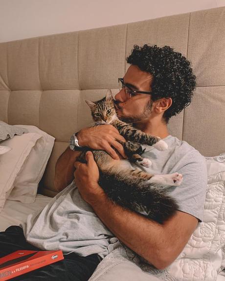 Sérgio Malheiros posa ao lado de seu gato e encanta fãs