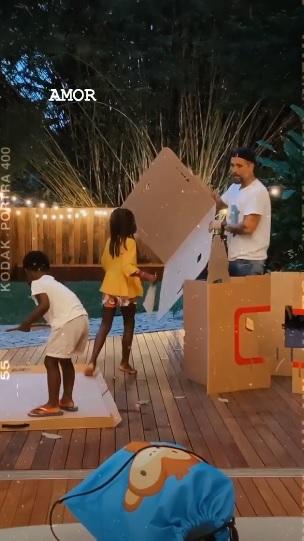 Bruno Gagliasso constrói casinha de papelão com os filhos