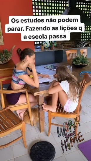 Cauã Reymond mostra Mariana Goldfarb ajudando Sofia nas lições