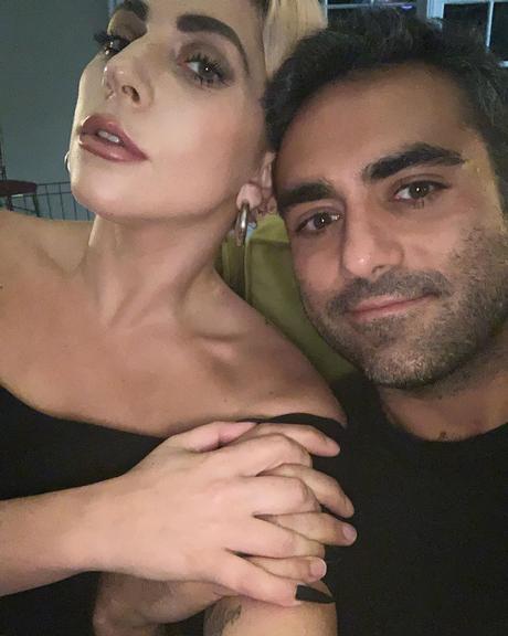 Com o namorado, Lady Gaga alerta sobre coronavírus