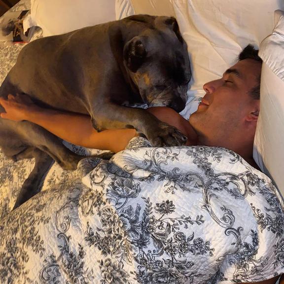André Marques aparece dormindo ao lado de cachorro