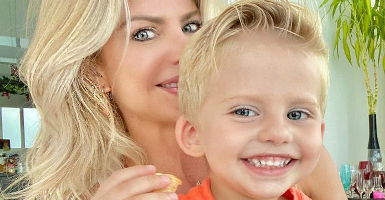 Karina Bacchi se diverte com o filho durante quarentena e encanta web