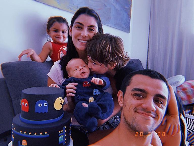Felipe Simas e Mariana Uhlmann comemoram primeiro mês do filho