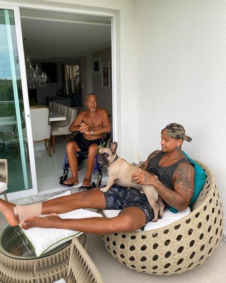 Em quarentena, Leo Santana posa com pai e cachorro