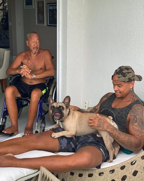 Em quarentena, Leo Santana posa com pai e cachorro