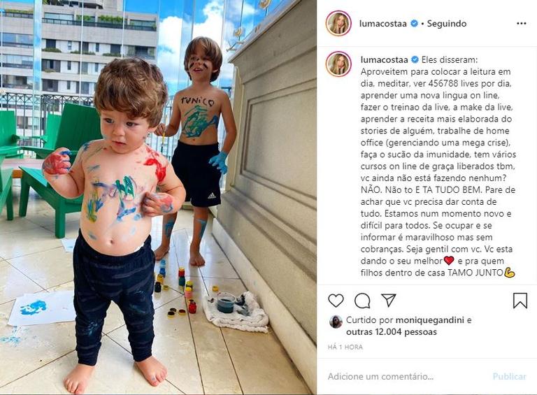 Luma Costa mostra os filhos sujos de tinta e encanta fãs