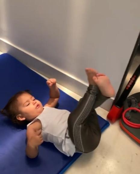 Bella Falconi mostra filha se exercitando
