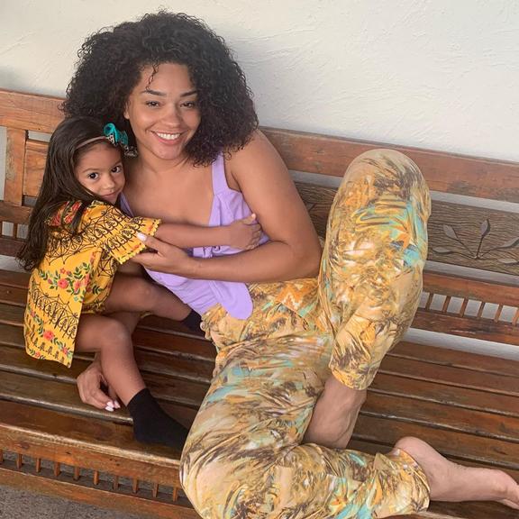 De quarentena, Juliana Alves posa agarradinha com a filha