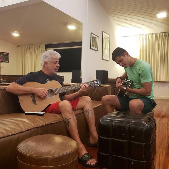 Lulu Santos ensina o marido a tocar violão