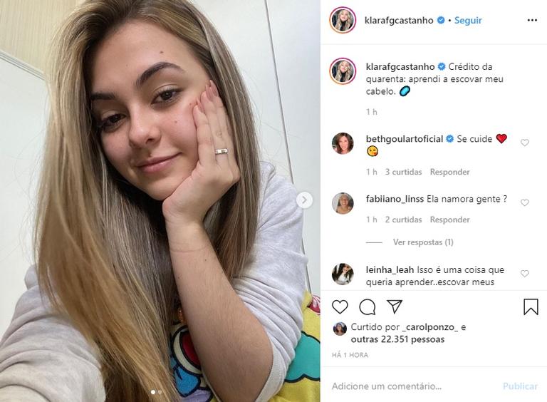 Klara Castanho revela que aprendeu a escovar o cabelo na quarentena