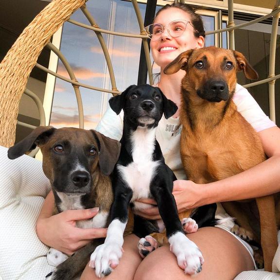 Camila Queiroz posa ao lado de seus cachorros