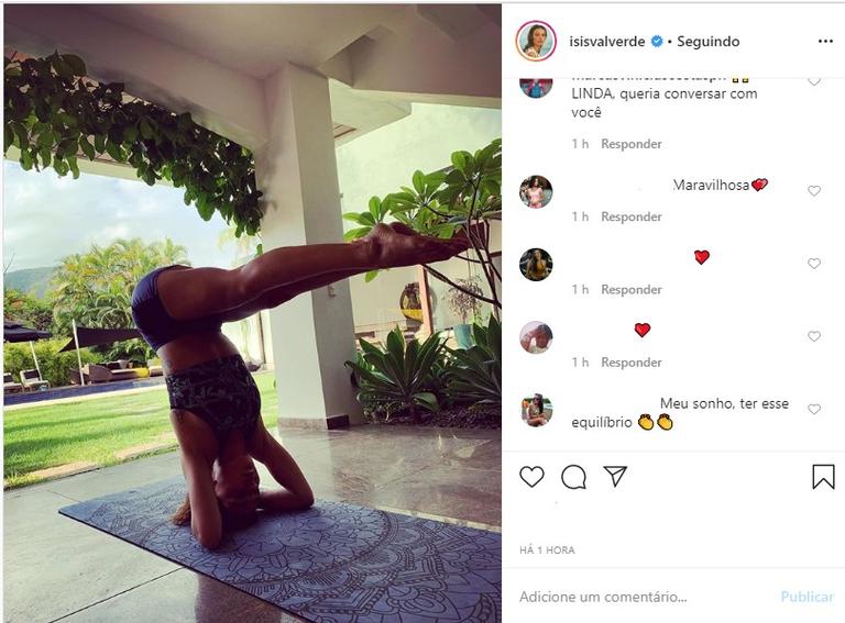 Isis Valverde fazendo yoga