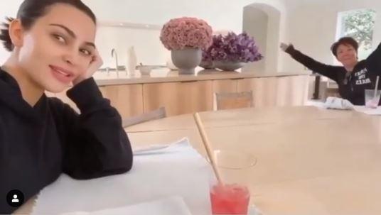 Kim Kardashian pratica 'distância social' ao lado da mãe
