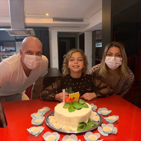 Scheila Mello e Xuxa comemoram aniversário da filha, Brenda