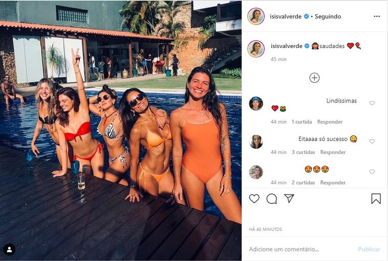 Isis Valverde com as amigas na piscina