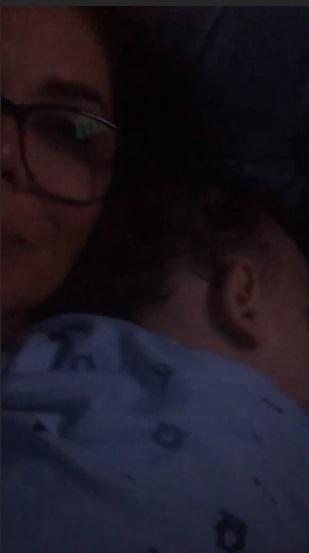 Mara Maravilha aparece com o filho dormindo em seu colo