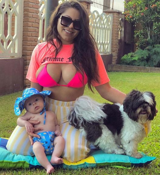 Andressa Ferreira e Thammy Miranda aproveitam o dia com o filho e o cãozinho