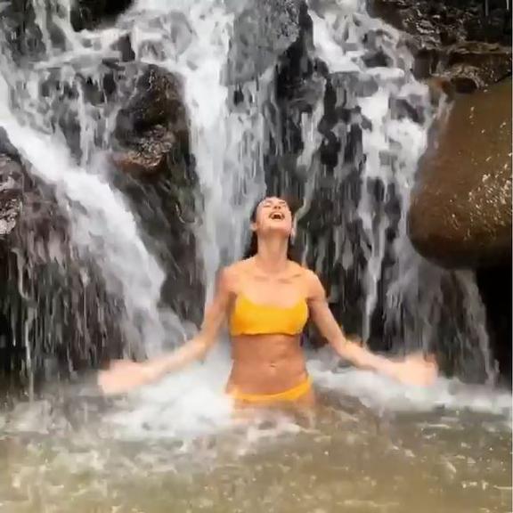  Thaila Ayala toma banho refrescante em cachoeira