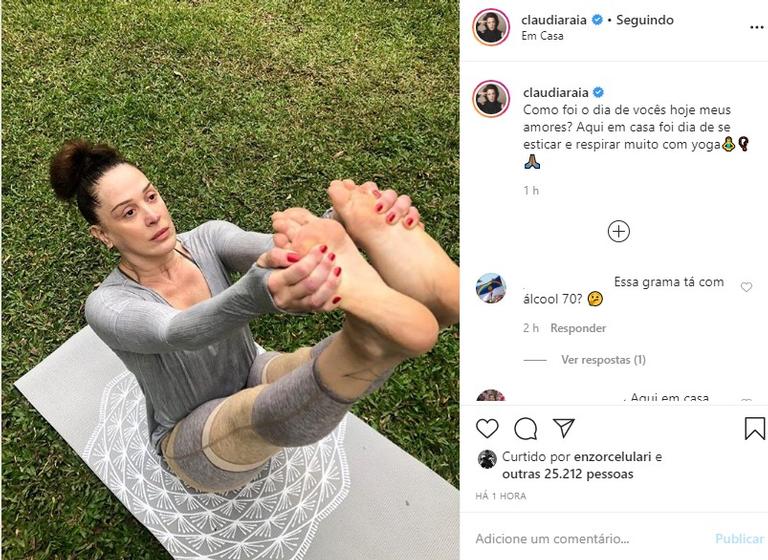 Claudia Raia fazendo Yoga