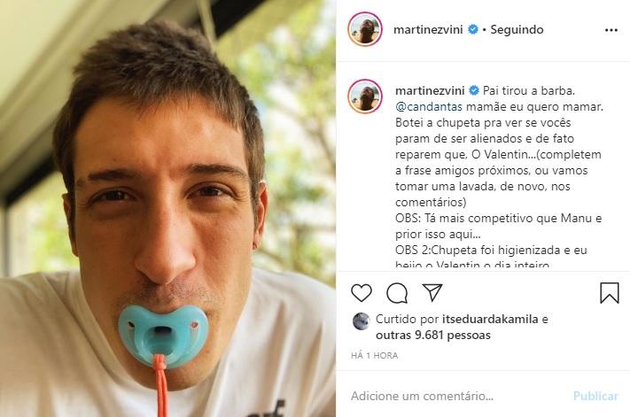 Vinicius Martinez posa com uma chupeta na boca e diverte