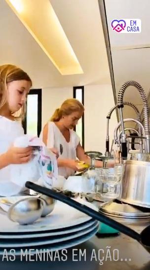 Angélica lava a louça com a ajuda da filha, Eva